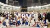 Umrah Bareng Orang Ternama, Komersialisasi Ibadah?
