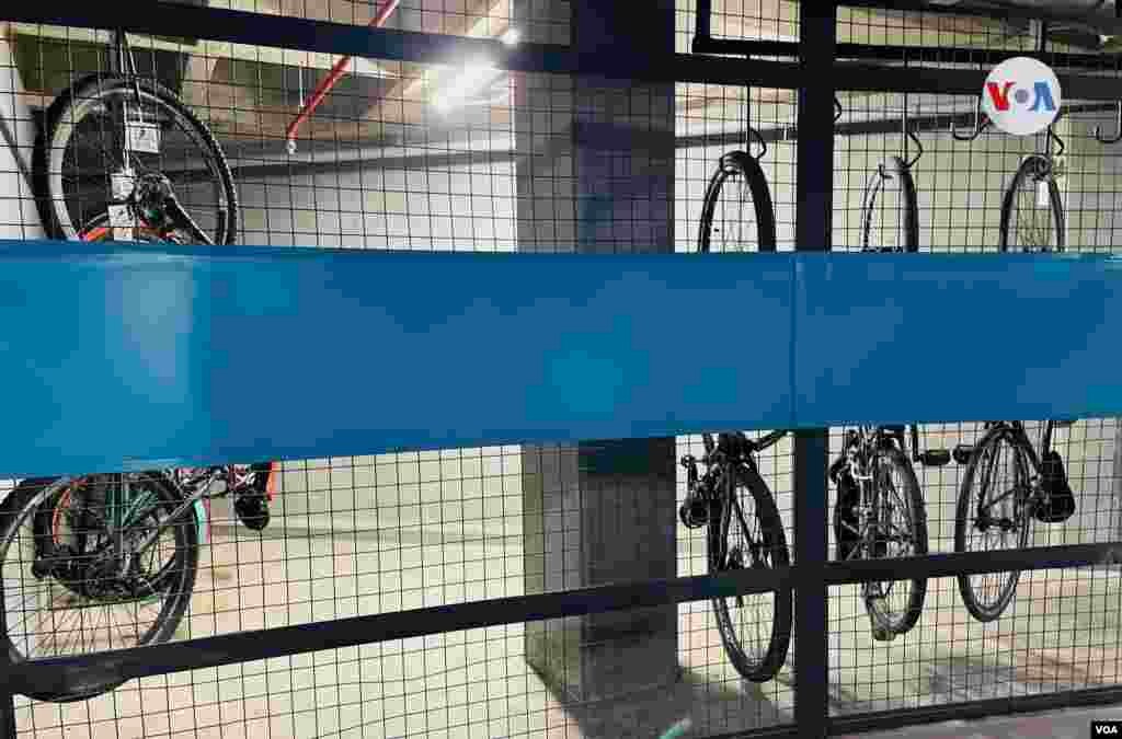 En Colombia, en octubre de 2016, Colombia sancionó la Ley 1811, que modifica el Código Nacional de Tránsito y otorga descuentos en tarifas de viajes mixtos y establece un espacio para las bicicletas de por los menos del 10 % del estacionamiento edificios públicos. Así mismo, incentiva la instalación y uso de portabicicletas en todos los medios de transporte público.