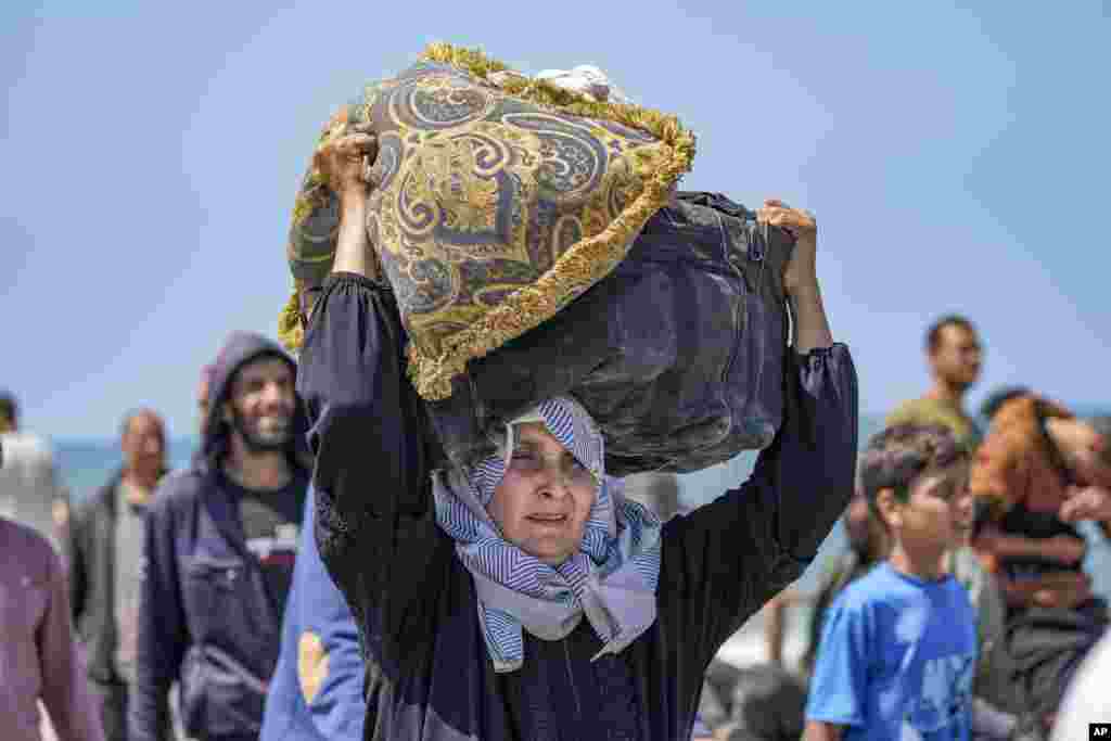 Displaced Palestinians return to northern Gaza Strip from central Gaza Strip.