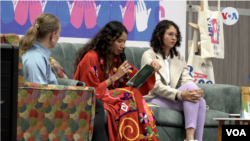 La escritora venezolana Dayanna Palmar, lee un fragmento del libro “Frontera Común, luchas por los Derechos Humanos en Colombia y Venezuela” que se presentó en la Feria Internacional del Libro de Bogotá. [Foto: Federico Buelvas, VOA].