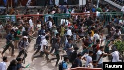 Liga Chhatra Bangladesh, sayap mahasiswa dari partai berkuasa Liga Awami Bangladesh, dan pengunjuk rasa antikuota terlibat dalam bentrokan di Dhaka, Bangladesh, Rabu 16 Juli 2024.