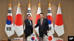 2023年5月7日，南韓總統尹錫悅(右)在南韓總統府會見日本首相岸田文雄（美聯社）