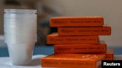 Tumpukan boks obat mifepristone, pil pertama yang diberikan untuk aborsi medis, disiapkan untuk pasien di Klinik Reproduksi Perempuan di New Mexico, di Santa Teresa, 13 Januari 2023. (Reuters)