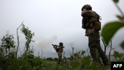 Ukrajinski vojnici 28. odvojene mehanizovane brigade pucaju iz bacača granata na liniju fronta u blizini grada Bakhmut, oblast Donjecka, 17. juna 2023.