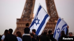 Pristalica Izraela u Parizu (Foto: REUTERS/Benoit Tessier)