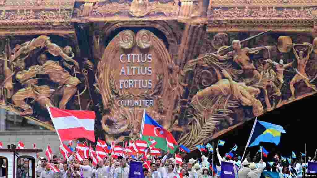 Atlet Austria, Azerbaijan dan Bahama terlihat menaiki perahu mereka di Pont d'Austrerlitz di sungai Seine saat upacara pembukaan Olimpiade Paris, 26 Juli 2024. (Foto: Angelika Warmuth/Reuters)