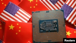 美中国旗与半导体芯片