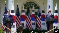 조 바이든 미국 대통령(오른쪽)과 윤석열 한국 대통령이 26일 정상회담에 이은 공동 기자회견에서 '워싱턴 선언'을 발표했다.