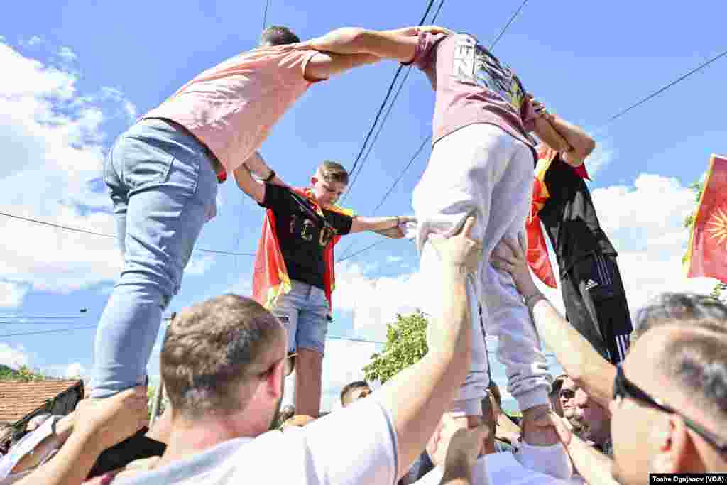 Велигденски кули, стар обичај во Македонски Брод, со симболика за непокор и „газење“ врз главите поробувачите од османлискиот период во Македонија. 