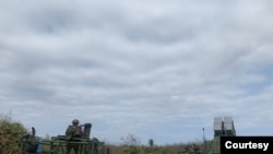 台灣軍隊的彈道車組做好準備應對敵情。（台灣海軍2023年4月10日提供）