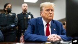 Ansyen Prezidan Donald Trump nan tribinal Manhattan anvan komansman pwose kriminel li a, 30 Avril, 2024.