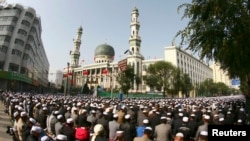 Umat Islam menjalankan ibadah salat Id di Masjid Dongguan pada hari raya Idul Fitri di Xining, Qinghai, pada 9 September 2010. (Foto: Reuters/Stringer)