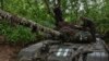 Los militares ucranianos de la 65.a brigada preparan su tanque para la próxima operación para defender sus posiciones en la línea del frente en la región de Zaporiyia, Ucrania, el 18 de abril de 2024.