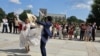 Una pareja de jóvenes peruanos bailan Marinera norteña, una de las danzas típicas del Perú. [Foto: Mitzi Macias, VOA]