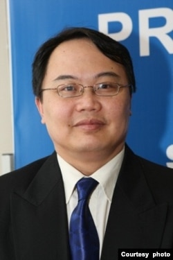 ཨོ་གླིང་གི་ཊ་སི་མེ་ཎི་ཡ་སློབ་གྲྭ་ཆེན་མོའི་ཨེ་ཤི་ཡའི་ཞིབ་འཇུག་སློབ་དཔོན་ཇཱེམ་སི་ཆིན་