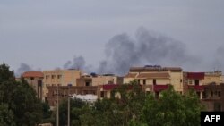 Moshi ukipaa angani kutokea makao ya watu kutokana na mapigano mjini Khartoum. April 30, 2023 PICHA: AFP