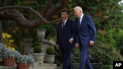 ARCHIVO - El presidente Joe Biden y el presidente chino, Xi Jinping, caminan por los jardines de Filoli Estate en Woodside, California, el 15 de noviembre de 2023