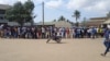 Eleitores fazem a fila para votar nas Eleições Autárquicas em Moçambique.
