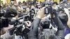 El candidato Bernardo Arévalo fue recibido por decenas de periodistas en el centro de votación 