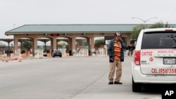 Una vista de la entrada del Puente Internacional McAllen-Hidalgo, en la frontera de Estados Unidos con México, el 21 de marzo de 2020.