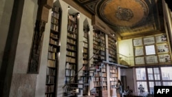 Dans le Vieux Caire, les constructions anciennes et les immeubles se touchent, mais la séparation reste bien réelle entre habitants et monuments.