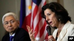 美國商務部長吉娜·雷蒙多（Gina Raimondo）在訪問菲律賓期間舉行的記者會上講話。（2024年3月11日）