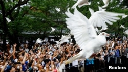 2023年8月15日，日本東京，日本二戰投降78週年之際，人們在參拜靖國神社時放飛鴿子。（路透社）