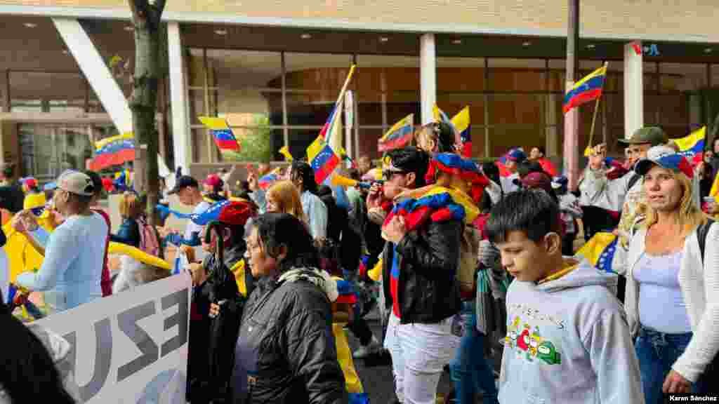 Durante el recorrido, que duró alrededor de una hora, los venezolanos gritaban "libertad" y ondeaban banderas de su país, pidiendo por un futuro mejor y por la oportunidad de participar en las elecciones.