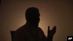 FILE - Gambar ini diambil dari video dan dirilis oleh kelompok militan Hamas pada 26 Agustus 2005, memperlihatkan seorang pria yang diidentifikasi sebagai Mohammed Deif. (AP)