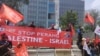 Para pedemo dari Partai Buruh dan Konfederasi Serikat Pekerja Indonesia (KSPI) berunjuk rasa di luar Kedutaan Besar AS dan kantor Perserikatan Bangsa-Bangsa (PBB)meminta mereka untuk membantu menghentikan perang Hamas-Israel, Jakarta, 10 Oktober 2023. (Foto: Indra Yoga/VOA)