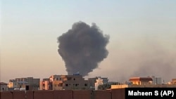 Moshi umetanda angani mjini Khartoum huko Sudan karibu na Hospitali ya Kimataifa ya Doha. April 21, 2023. (Maheen S via AP)