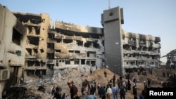 Penampakan luar gedung Rumah Sakit Al Shifa setelah pasukan Israel menarik diri dari rumah sakit dan area di sekitarnya menyusul operasi dua minggu di Kota Gaza, 1 April 2024.