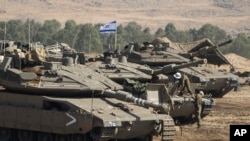 Tank-tank Israel terlihat di dekat perbatasan dengan Israel, di Lebanon, Sabtu 14 Oktober 2023. (Foto: AP/Petros Giannakouris)