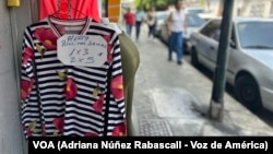 En una venta de ropa de algodón se exhiben ofertas de 2 prendas por 5 dólares en Caracas, Venezuela, este jueves 7 de marzo de 2024.