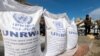 Sejumlah warga Palestina tampak menunggu untuk menerima bantuan dari UNRWA di Rafah, di selatan Jalur Gaza, pada 7 Maret 2024. (Foto: Reuters/Mohammed Salem)