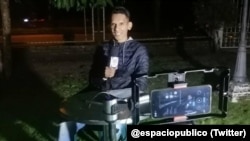 El periodista Luis Alejandro Acosta durante una cobertura. [Foto: Twitter Espacio Público]