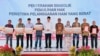 Presiden Jokowi berfoto bersama para penerima sertifikat program pelaksanaan rekomendasi penyelesaian non-yudisial pelanggaran hak asasi manusia (HAM) berat masa lalu di Indonesia, di Rumah Geudong Kecamatan Glumpang Tiga Kabupaten Pidie, Aceh, Selasa (27/6). (Setpres RI)

