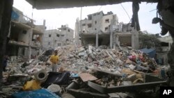 Palestinyen enspekte debri kan refije Abu Helal la nan Rafah, Gaza Lendi 9 Oktob, 2023.