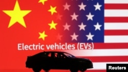 美中国旗与电动车图示 。