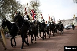 Konjica se spušta niz ulicu ispred Bakingemske palate pred krunisanje britanskog kralja Čarlsa i Kamile, kraljice supruge, u Londonu, 4. maj 2023. (Foto:REUTERS/Henry Nicholls)