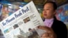 Seorang pedagang asal Kamboja membaca The Phnom Penh Post di kios barunya di Phnom Penh pada 7 Mei 2018. (Foto: AFP)