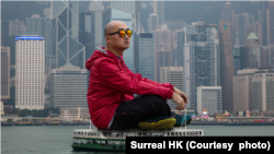 Tommy Fung 天馬行空坐在天星小輪上。(圖片來源：Surreal HK)
