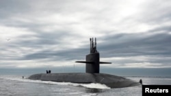 Автори звіту Комісії про стратегічну позицію США наголошують, що США мають підготуватись до того, щоб мати змогу протистояти обом ядерним супротивникам – Росії та Китаю у 2027-2035 роках. Фото: Reuters, субмарина USS Tennessee, архівне фото зроблено за жовтень 2014 року