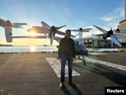 JoeBen Bevirt, pendiri dan CEO Joby Aviation, berdiri di dekat taksi udara listrik milik Joby Aviation di Downtown Manhattan Heliport di Manhattan, New York City, AS, 12 November 2023. (REUTERS/Roselle Chen)