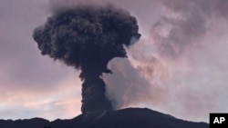 Gunung Marapi memuntahkan material vulkanik saat terjadi letusan di Agam, Sumatra Barat, 14 Januari 2024. (Foto: AP)