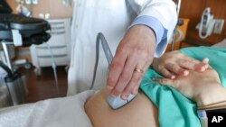 미국 시카고 시내 병원 의사가 임신 여성을 초음파 진단하고 있다. (자료사진)