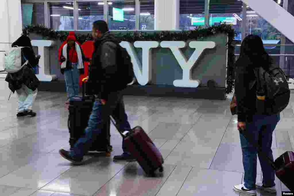 Muchos viajeros madrugaron y desde temprano llenaron aeropuertos y terminales, haciendo largas filas para registro y equipaje. 