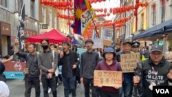 數以百計的示威者在香港2019年反送中抗議期間發生的“831港鐵太子站事件”五週年紀念日從倫敦特拉法加廣場出發,途經倫敦華埠遊行至香港駐倫敦經貿辦外抗議。(美國之音/鄭樂捷)
