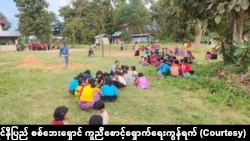 ကရင်နီပြည်မှာ စစ်ကြောင့် နေရပ်စွန့်ခွာတိမ်းရှောင်နေရသူများ (ဓာတ်ပုံ - ကရင်နီပြည် စစ်ဘေးရှောင် ကူညီစောင့်ရှောက်ရေးကွန်ရက်)