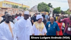 Braima Camará, coordenador do MADEM G15, e esposa, a caminho da assembleia de voto, Bissau, Guiné-Bissau, 4 Junho 2022 (arquivo)